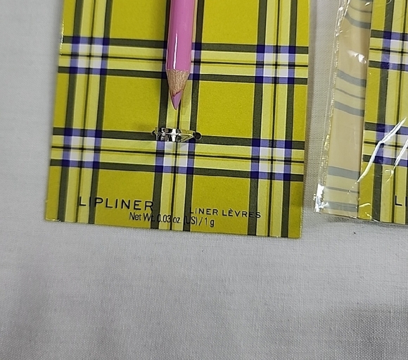 Makeup Revolution Pink Pom Pom Lip Liner - Picture 3 of 6